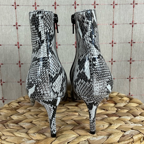 Tony Bianco Elia Snakeskin Embossed Leather Pointed Toe Ankle Boots sz 6 Booties - Picture 4 of 9